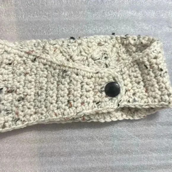 KNITTED HEAD BAND & NECK WARMER
-HAND MADE 
ADJUSTABLE SIZE - Picture 2 of 3